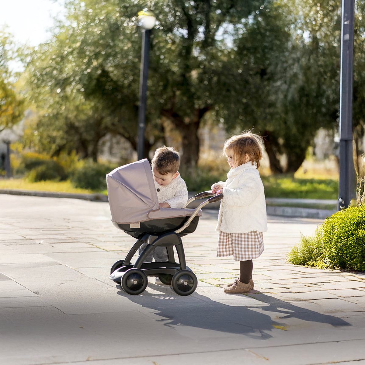Carrozzina Per Bambole Smoby Inglesina Iridio - Con Cappottina Reclinabile, Altezza 54 Cm, Per Bambine Dai 18 Mesi