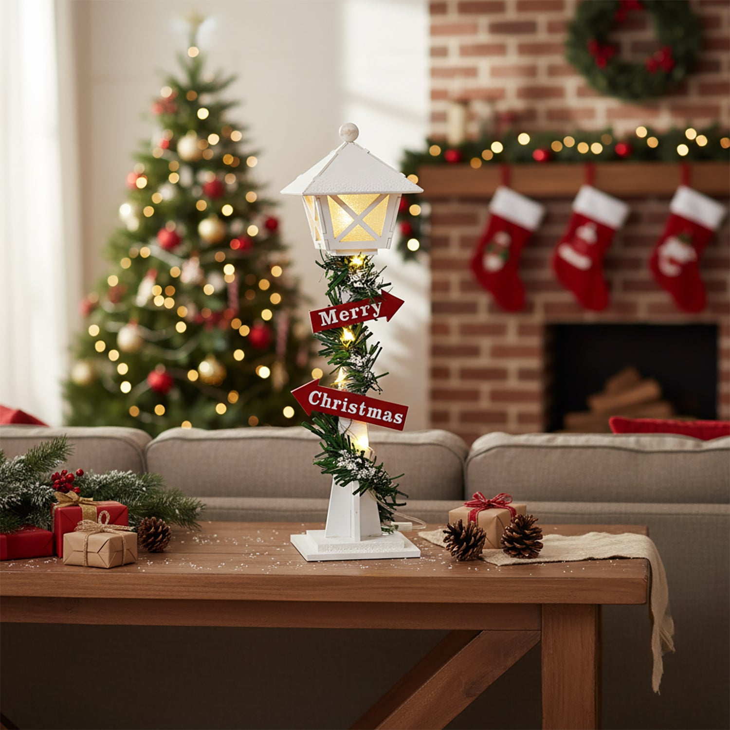Lampione Decorativo Natalizio In Legno Con LED – Altezza 90 Cm, Luci LED Integrate, Adatto Per Interni Ed Esterni, Design Rustico Con Decorazioni Dettagliate