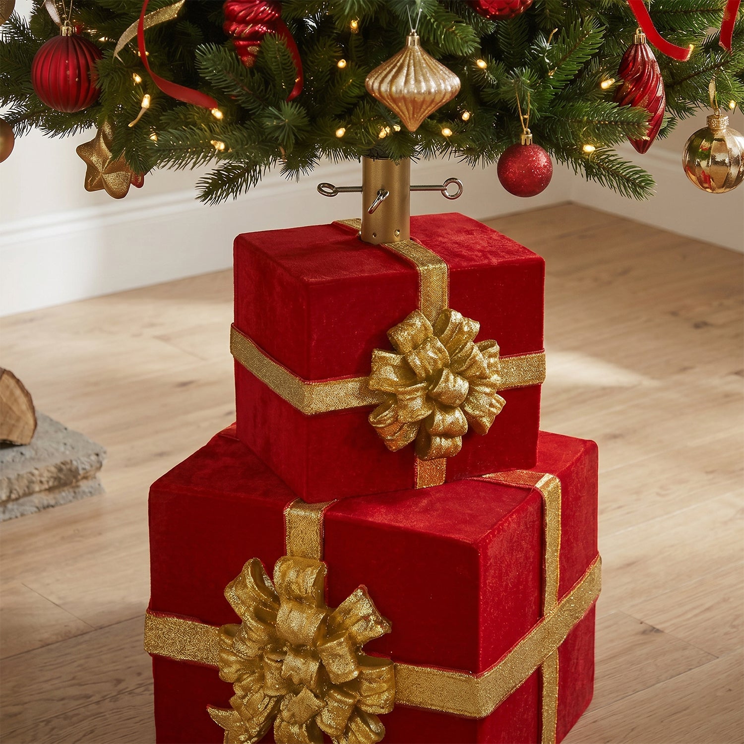VESTIAMO CASA GRAN NATALE - Base Albero di Natale Decorativa Pacchi Regalo Rossa con Fiocco Oro h48 cm