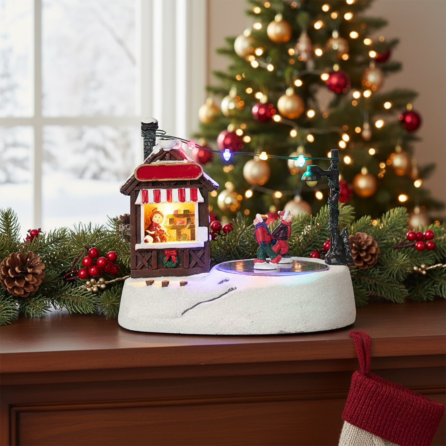 VESTIAMO CASA GRAN NATALE - Villaggio Natalizio “Pattinata in Piazzetta” con Movimento, Luci LED e Musica - h15x18,5x12,5 cm