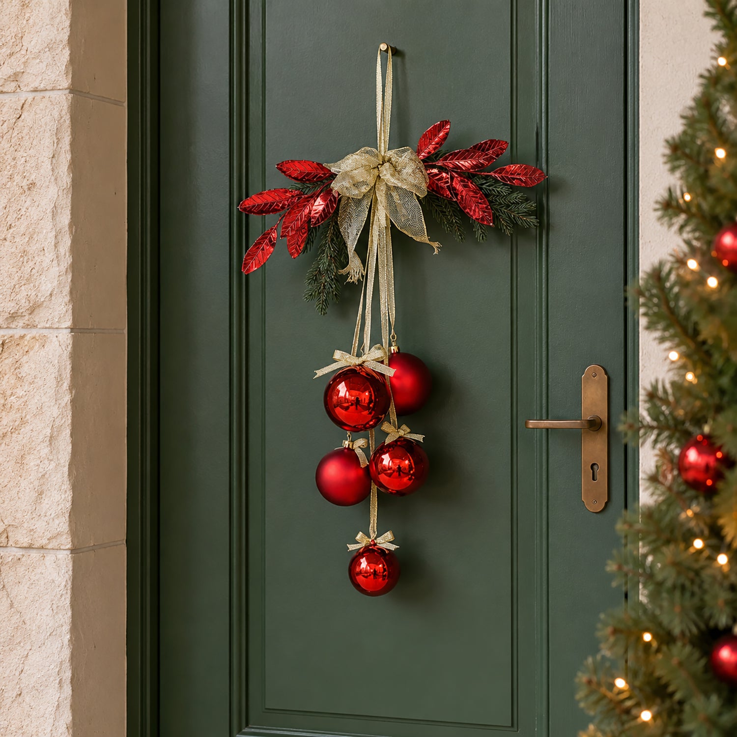 VESTIAMO CASA GRAN NATALE - Decorazione Natalizia Pendente con Palline Rosse e Foglie Decorative h60 cm