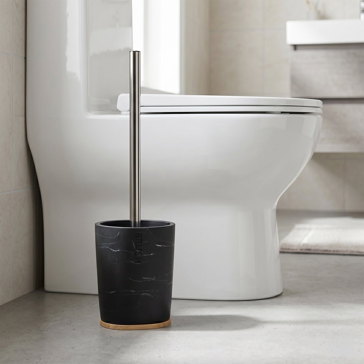 VESTIAMO CASA - Portascopino con Scopino in Poliresina Nero Effetto Marmo - h36 cm x diametro 9,5 cm