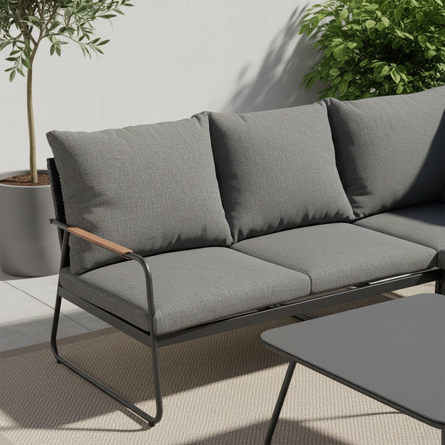 VESTIAMO CASA GIARDINO - Set Salotto da giardino Angolare 5 Posti Struttura in Acciaio Antracite, braccioli Effetto Legno e Top in Vetro con cuscini inclusi