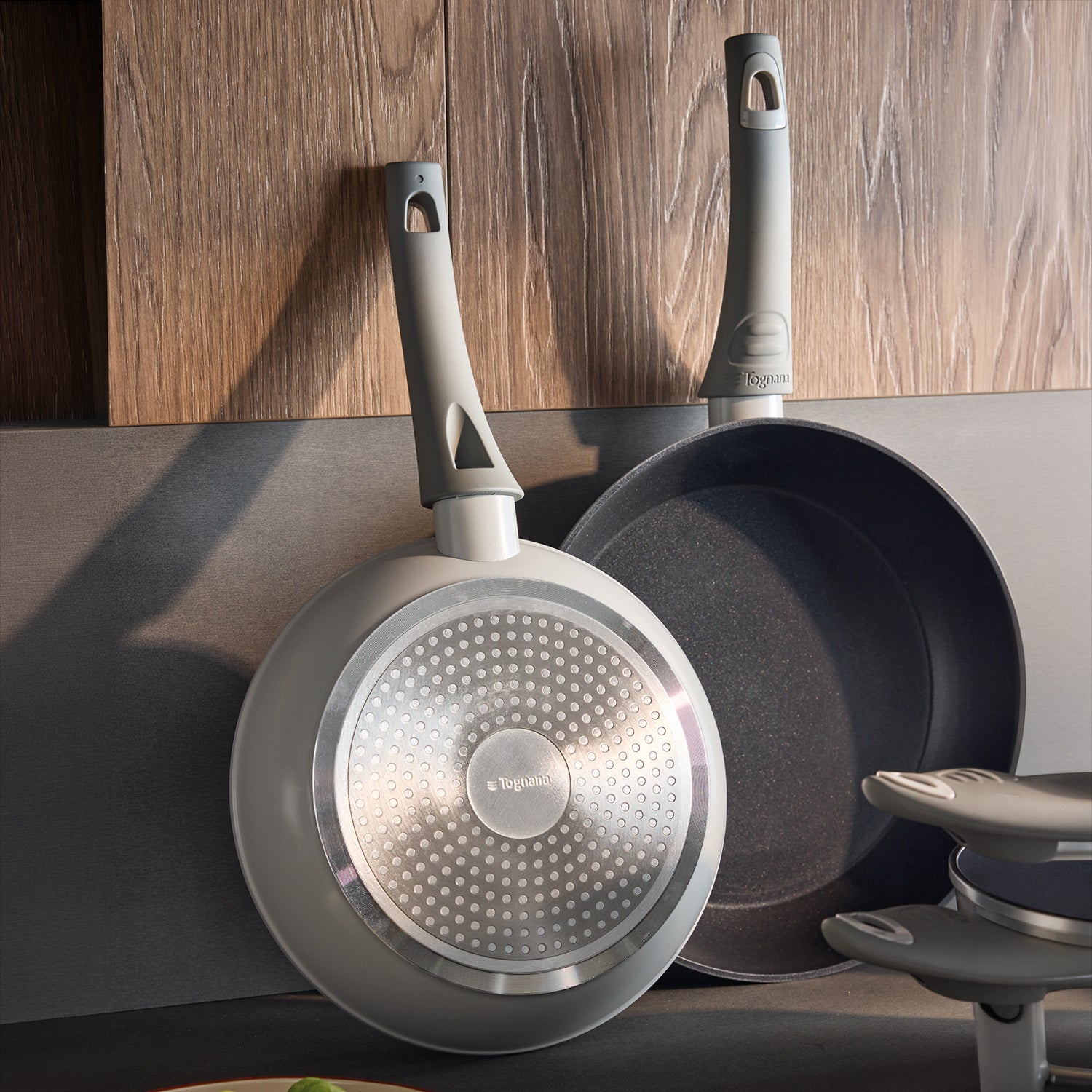 TOGNANA - Batteria di Pentole e Padelle 8 Pezzi Effetto Pietra in Alluminio Forgiato Grey