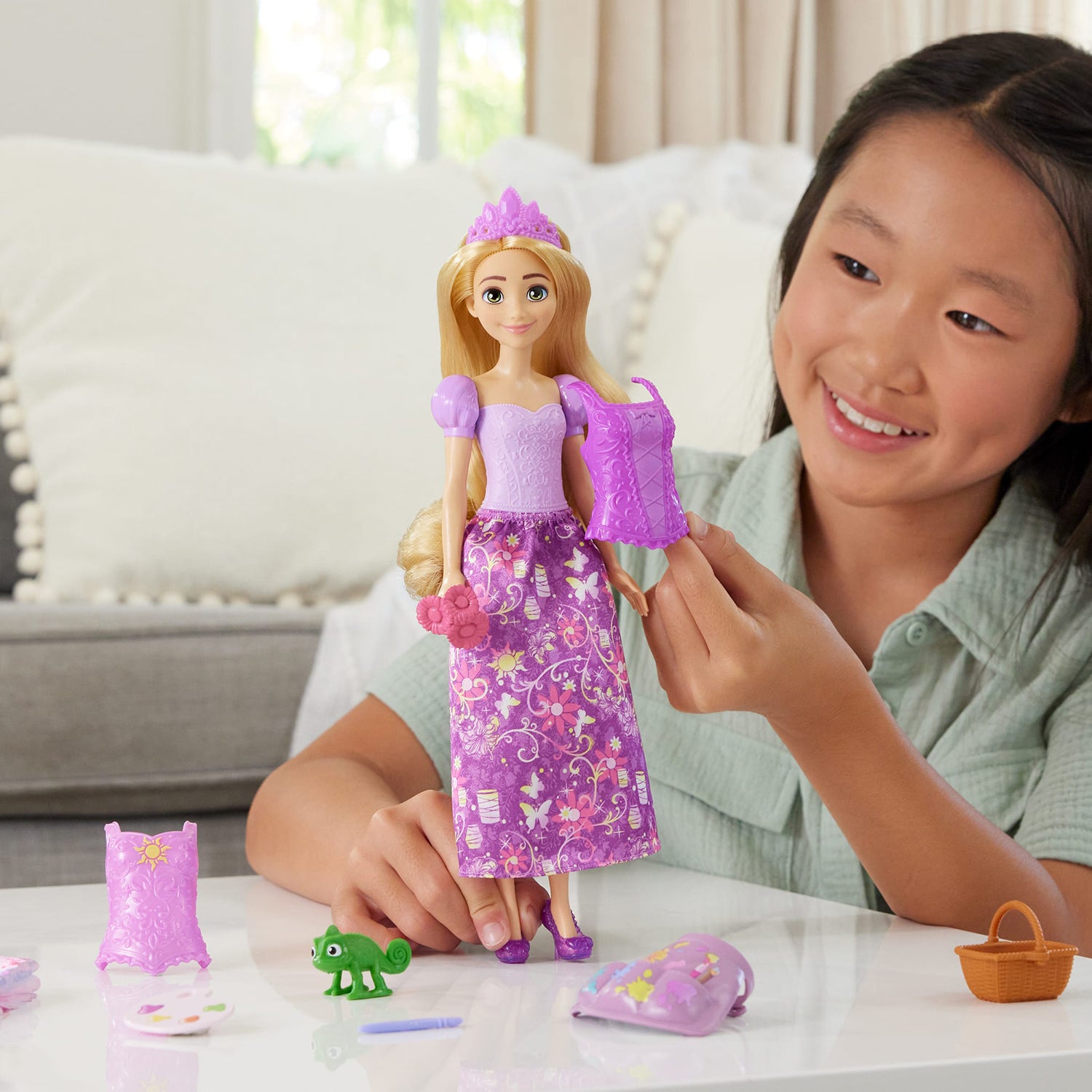 MATTEL - Disney Princess Rapunzel 2 in 1 Storie Bambola con 2 Look e 9 Accessori 3+ Anni