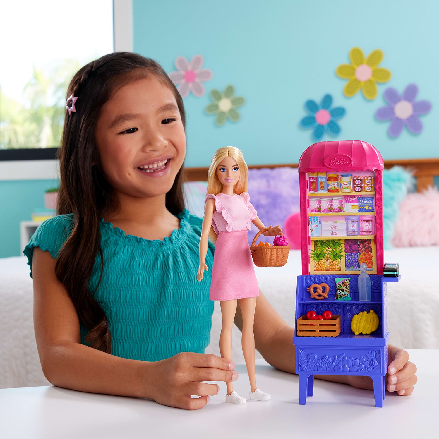 MATTEL - Barbie & Teresa Recipe for Friendship Malibu at the Market - Bambola Barbie con Bancarella Mercato e 11 Accessori