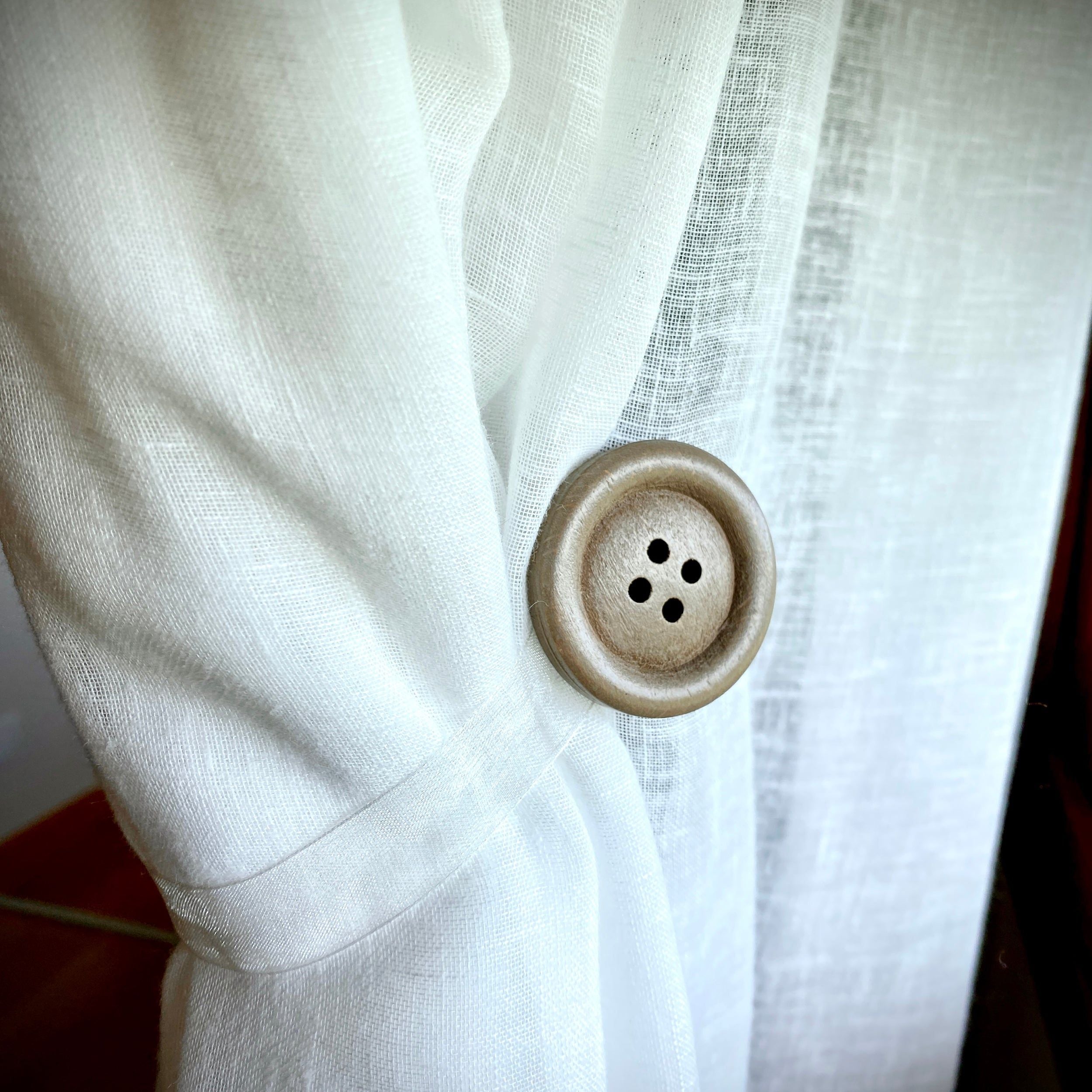 BBLINE - Calamita Ferma tenda in legno Bottone Tortora - set 2 pezzi