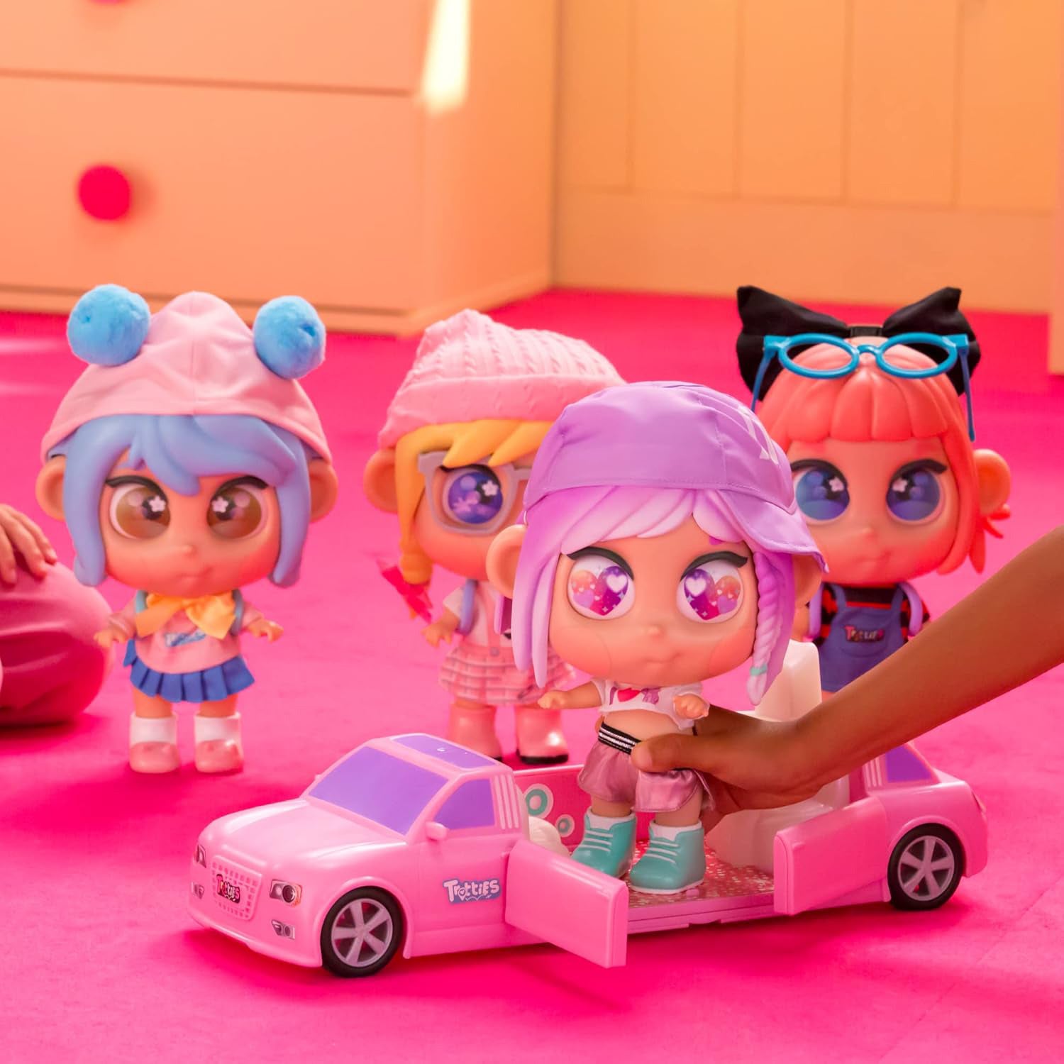 FAMOSA - Trotties Bambola Lucy da Londra