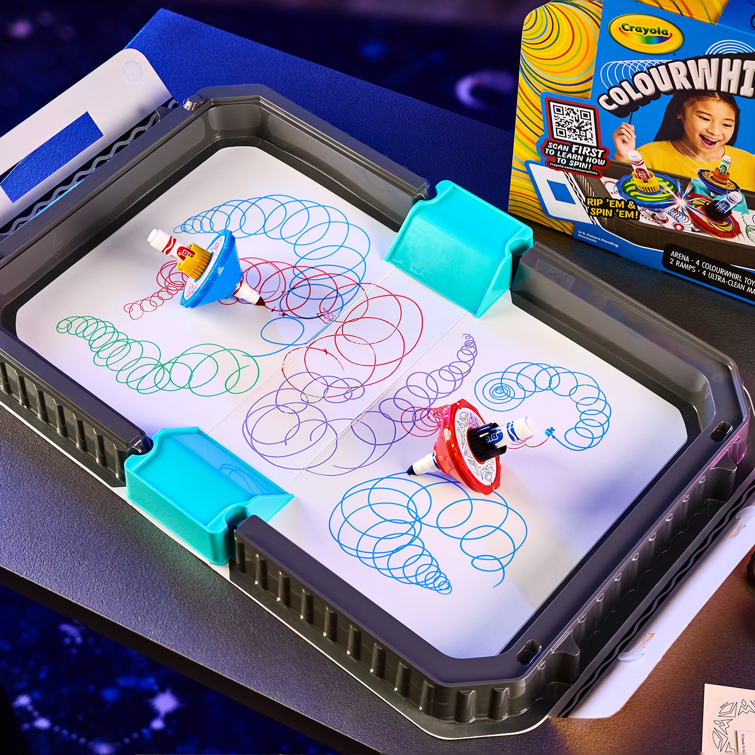 CRAYOLA - Colour Whirls Arena Set Creativo con Trottole Coloranti e Arena da Gioco Portatile - Lancia, gira, colora e divertiti!