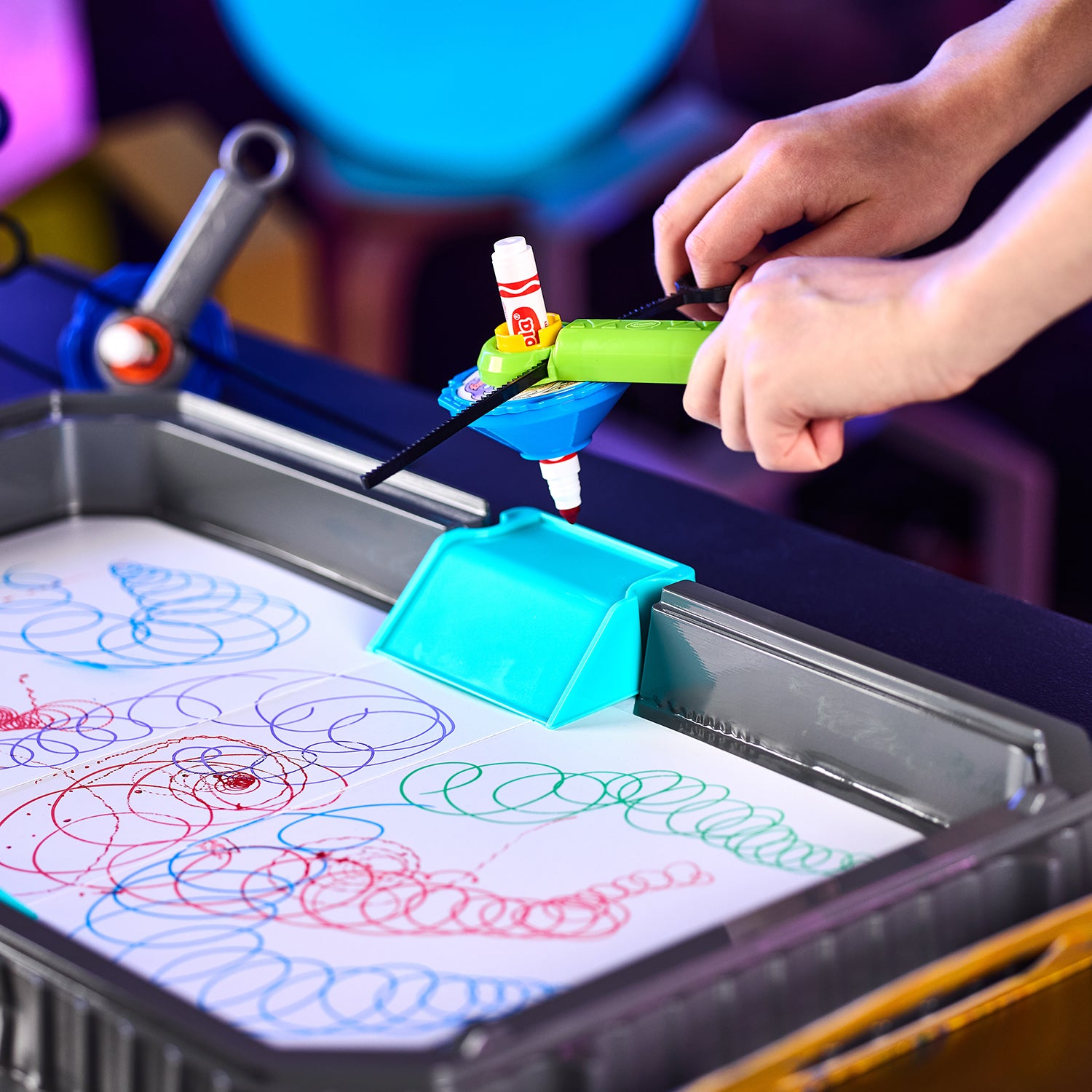CRAYOLA - Colour Whirls Arena Set Creativo con Trottole Coloranti e Arena da Gioco Portatile - Lancia, gira, colora e divertiti!