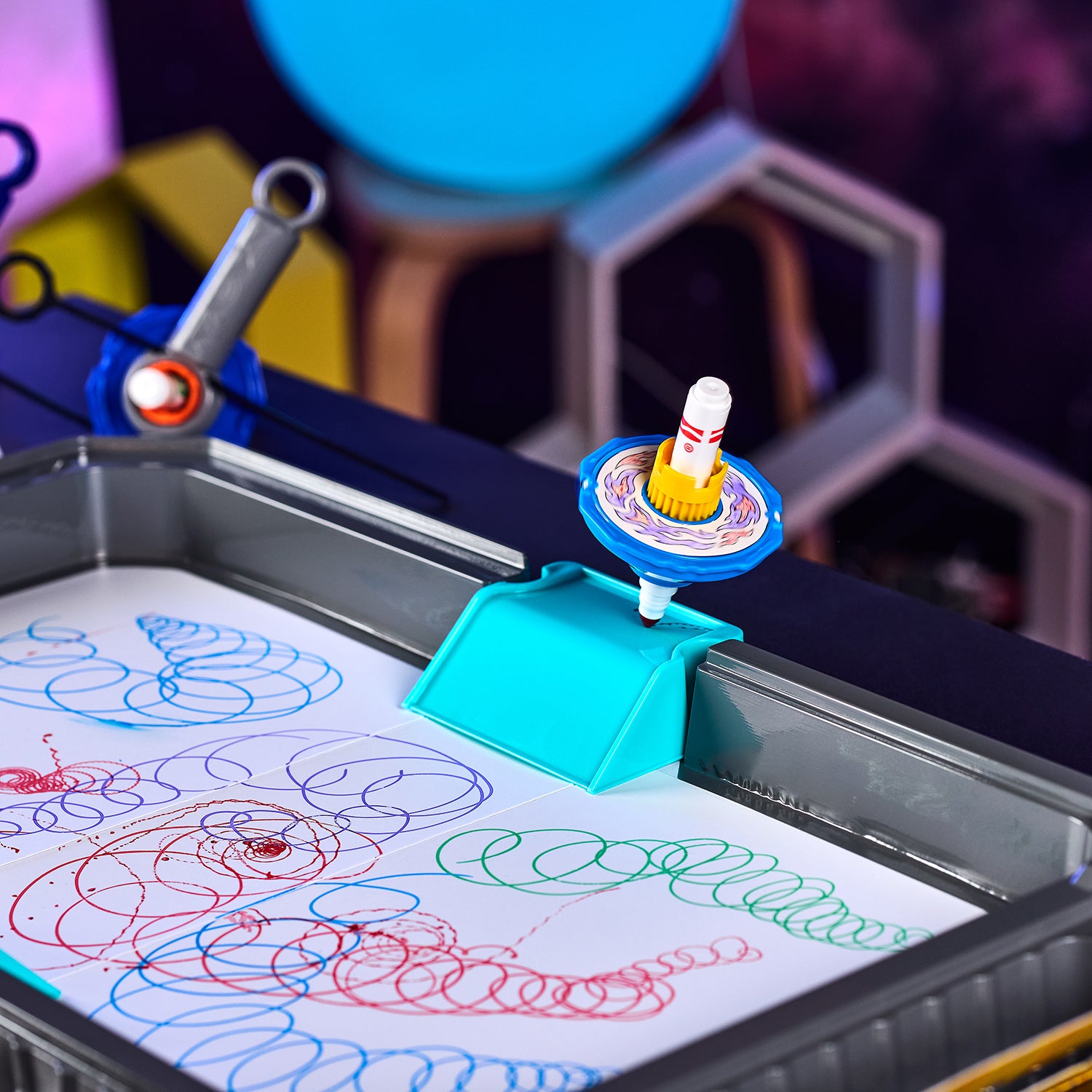 CRAYOLA - Colour Whirls Arena Set Creativo con Trottole Coloranti e Arena da Gioco Portatile - Lancia, gira, colora e divertiti!