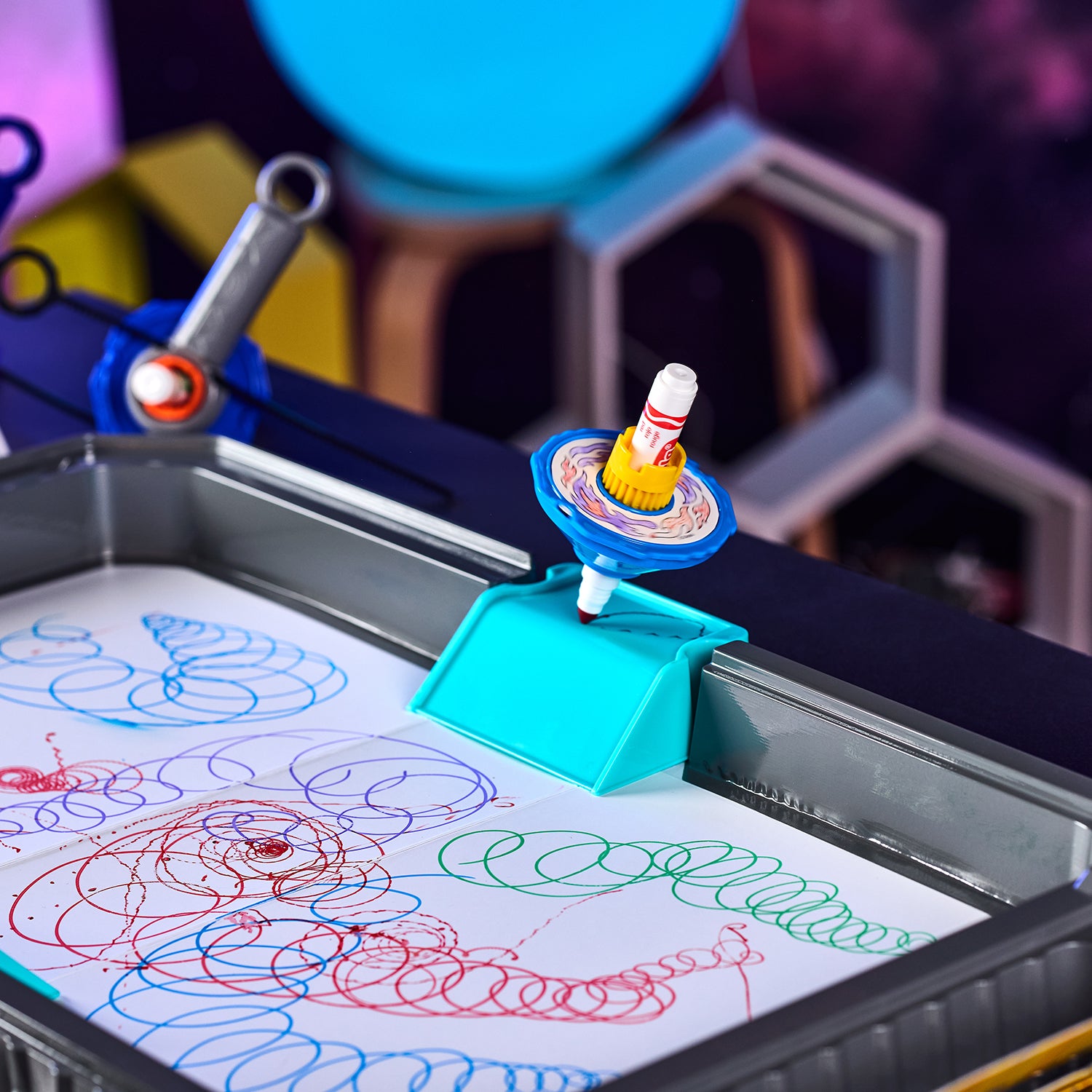 CRAYOLA - Colour Whirls Arena Set Creativo con Trottole Coloranti e Arena da Gioco Portatile - Lancia, gira, colora e divertiti!