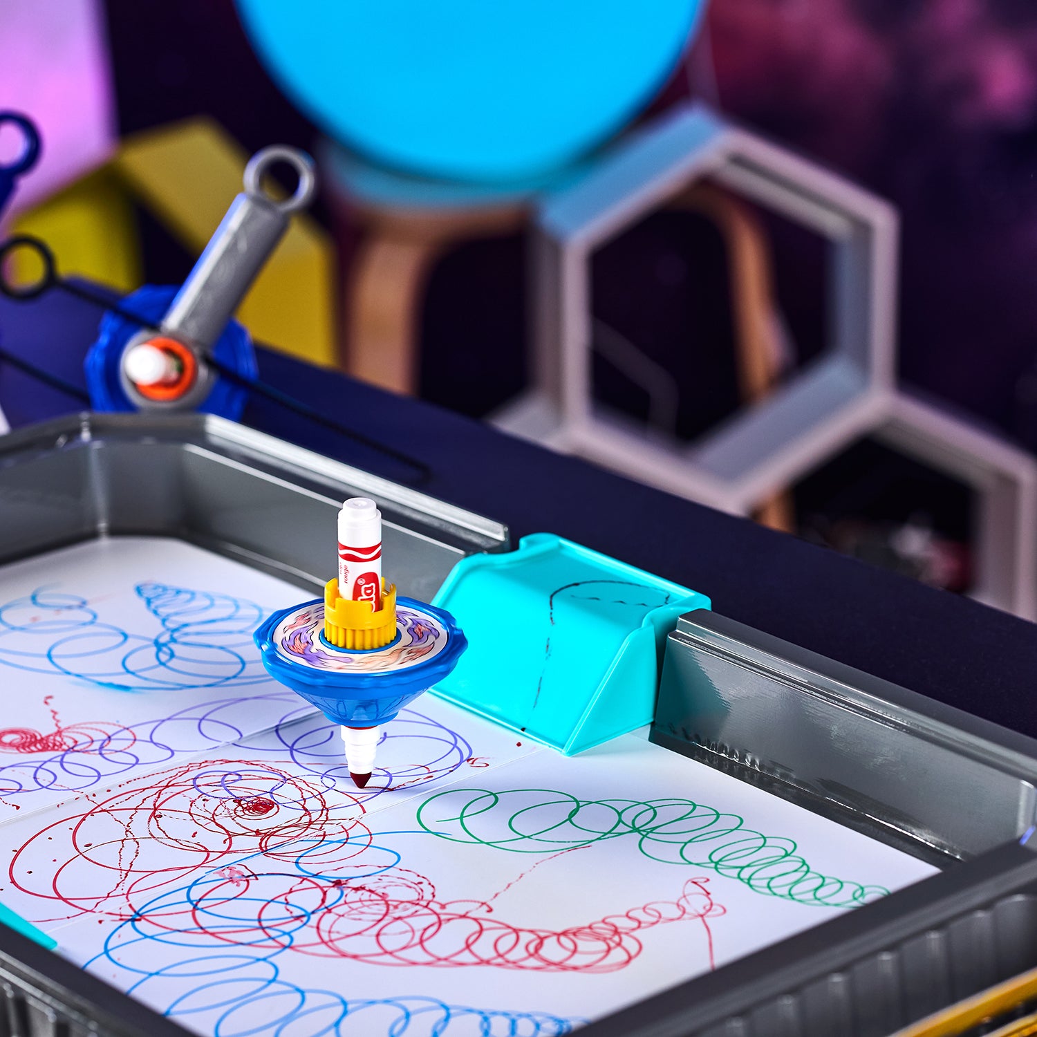CRAYOLA - Colour Whirls Arena Set Creativo con Trottole Coloranti e Arena da Gioco Portatile - Lancia, gira, colora e divertiti!