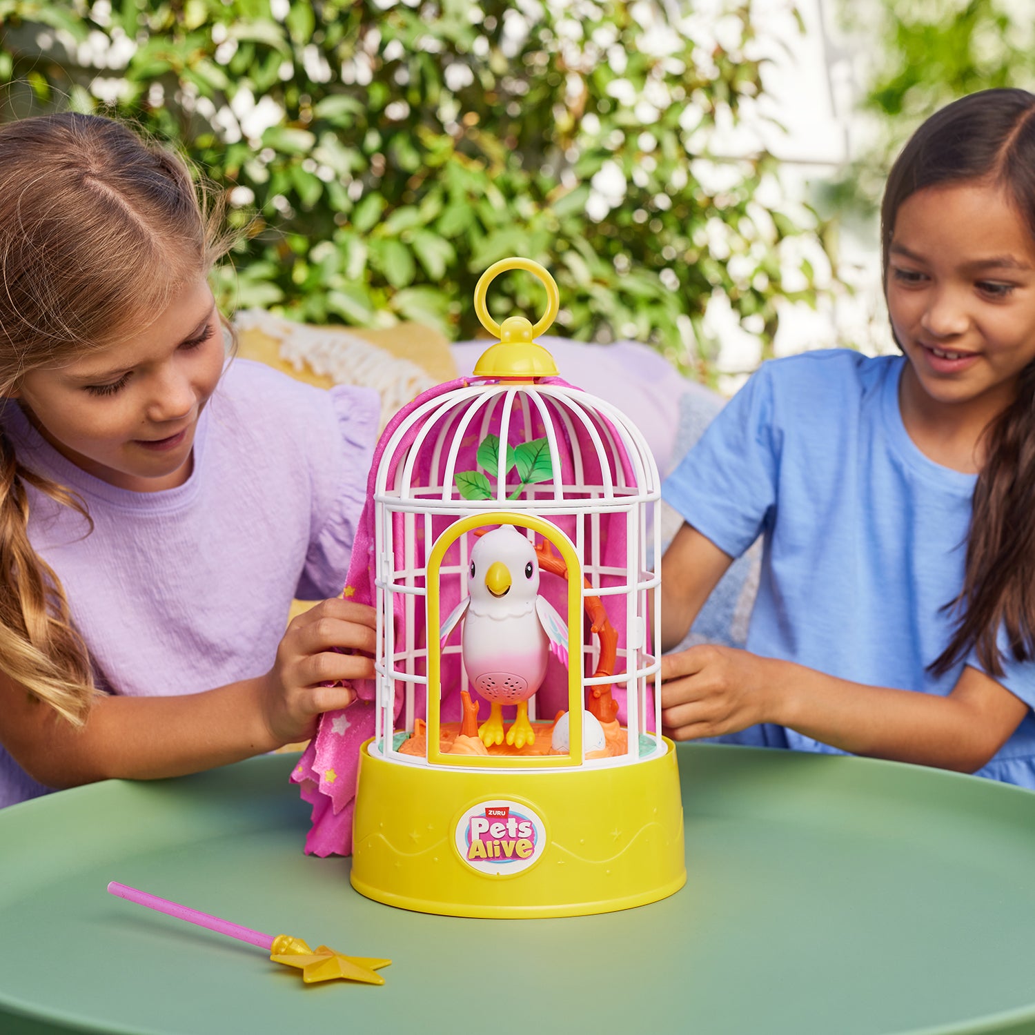 ZURU - Pets Alive Polly the Magic Bird Uccellino Interattivo con Gabbia e Bacchetta Magica 3+ Anni