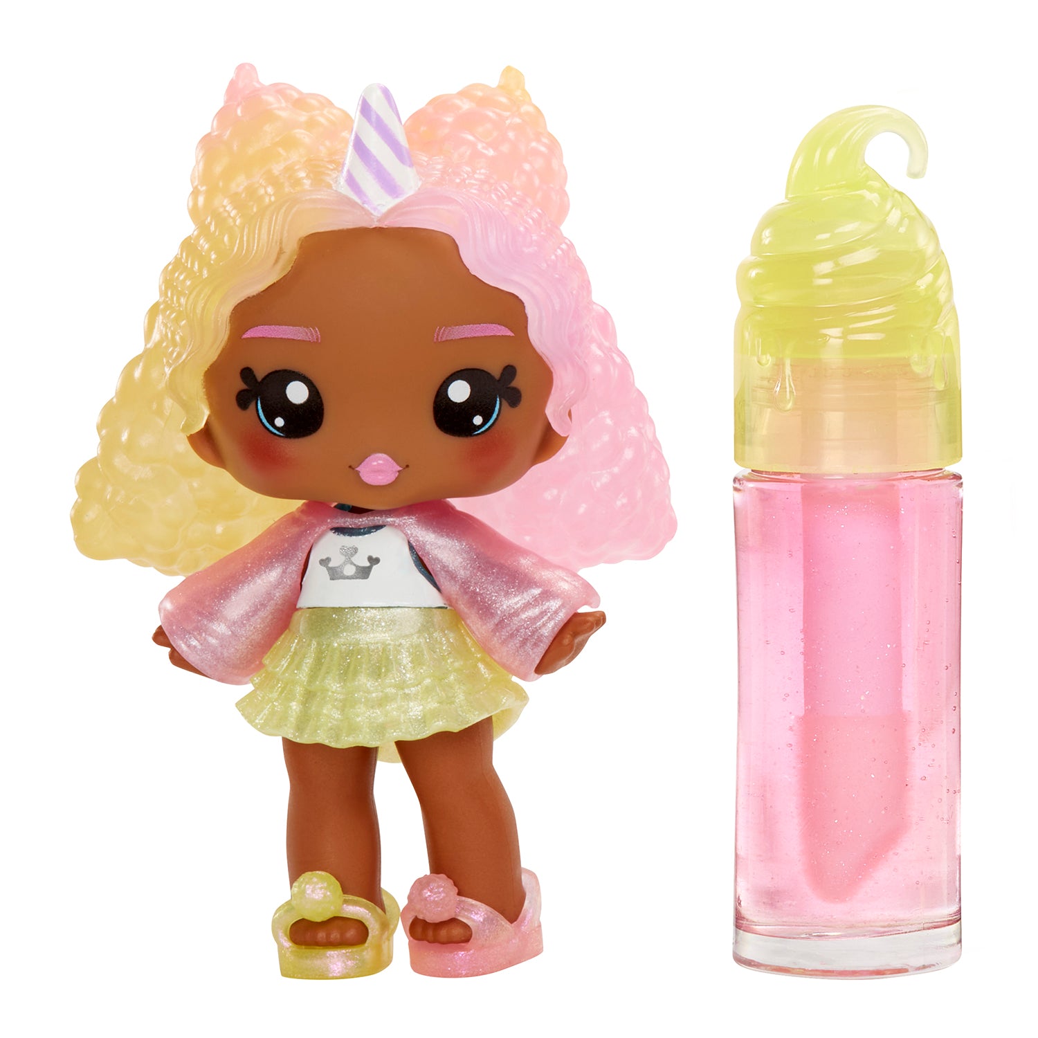 MGA ENTERTAINMENT - Yummiland Lip Gloss Doll Nia Candy Fluff Serie 2 con Kit Crea Lucidalabbra 4+ Anni