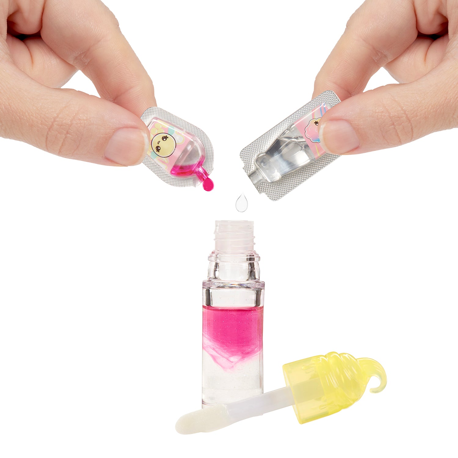 MGA ENTERTAINMENT - Yummiland Lip Gloss Doll Nia Candy Fluff Serie 2 con Kit Crea Lucidalabbra 4+ Anni