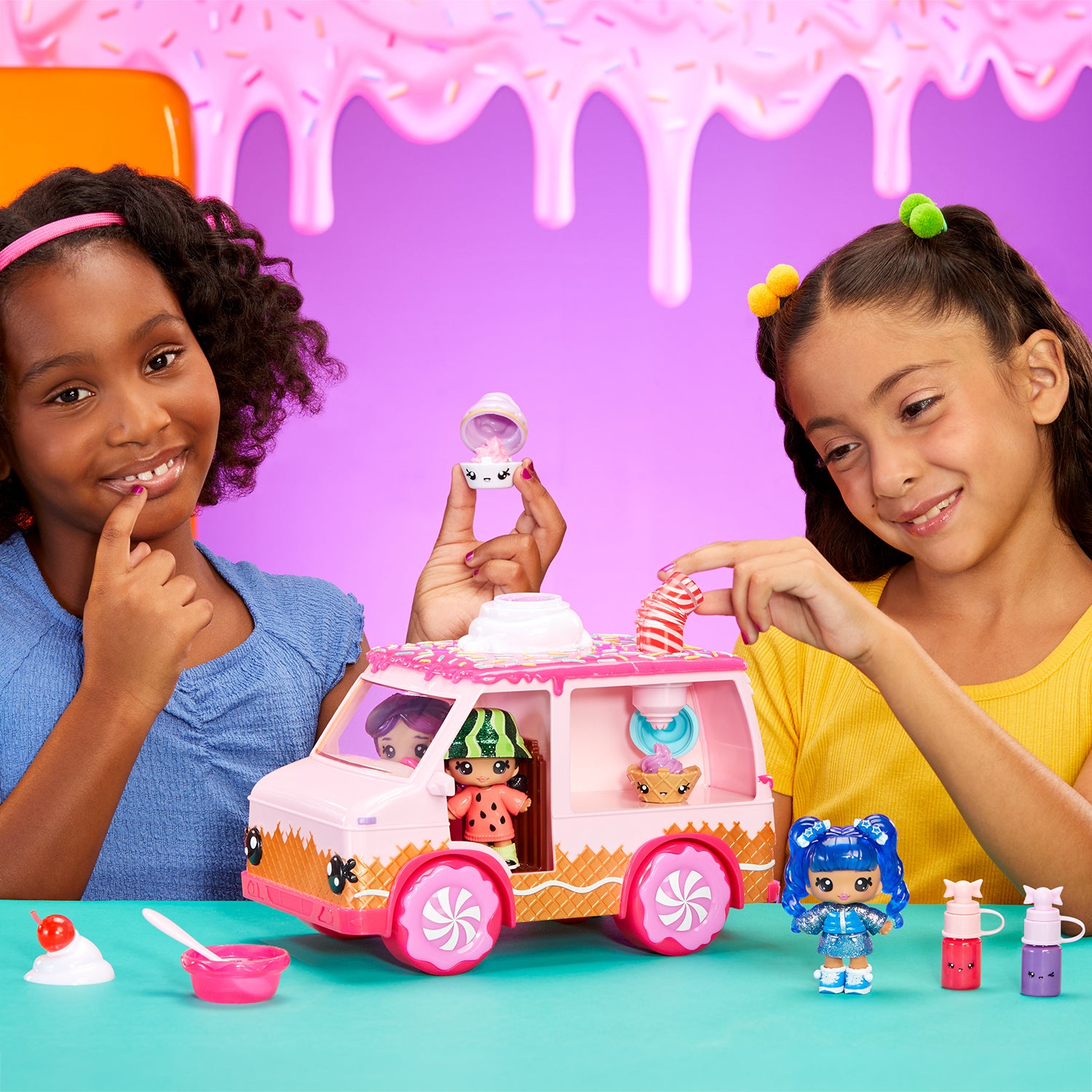 MGA ENTERTAINMENT - Yummiland Lip Gloss Truck con 2 Num Noms e Kit Crea Lucidalabbra 4+ Anni