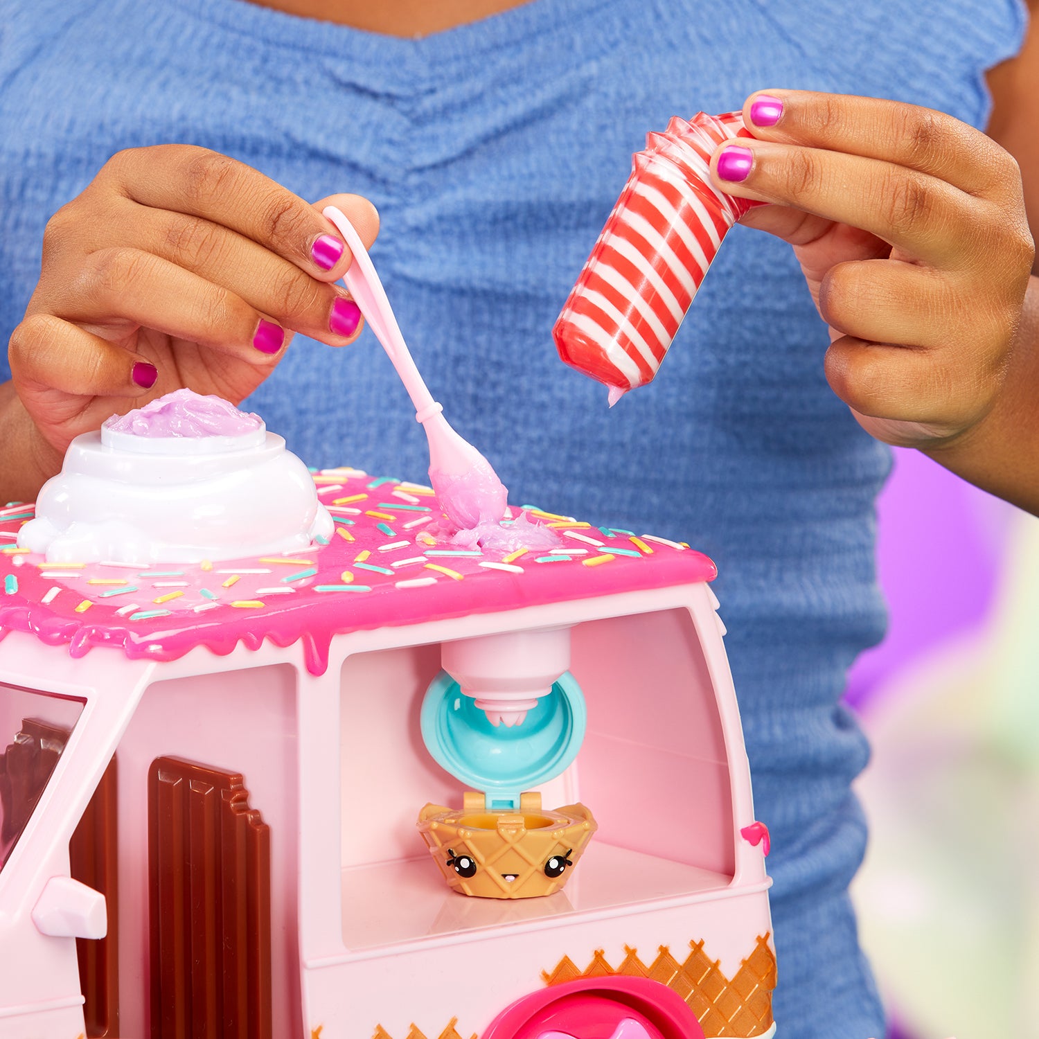 MGA ENTERTAINMENT - Yummiland Lip Gloss Truck con 2 Num Noms e Kit Crea Lucidalabbra 4+ Anni