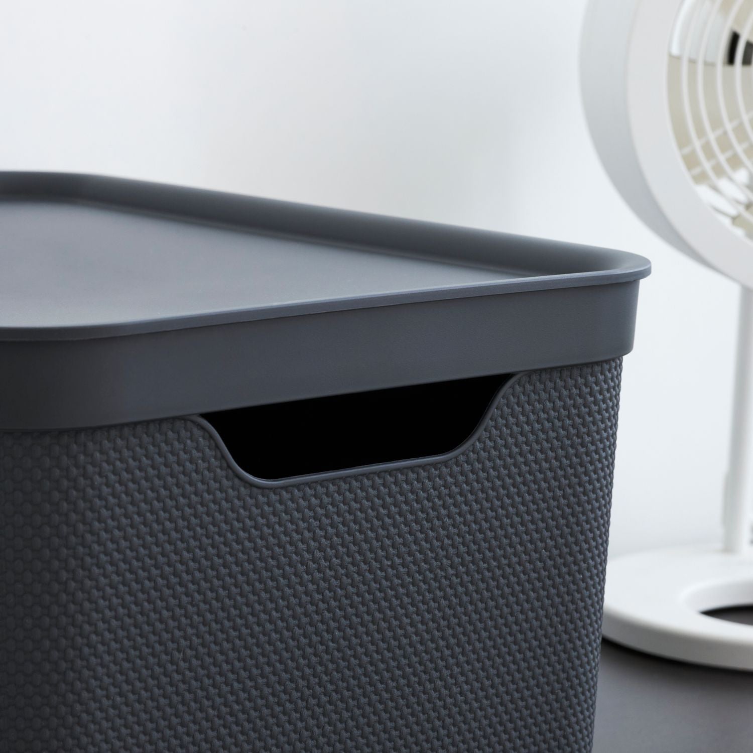 ROTHO - Contenitore Decobox Jive Effetto Tessuto Nero con Coperchio Nero 16 Litri - h20,3x36,5x26,5 cm