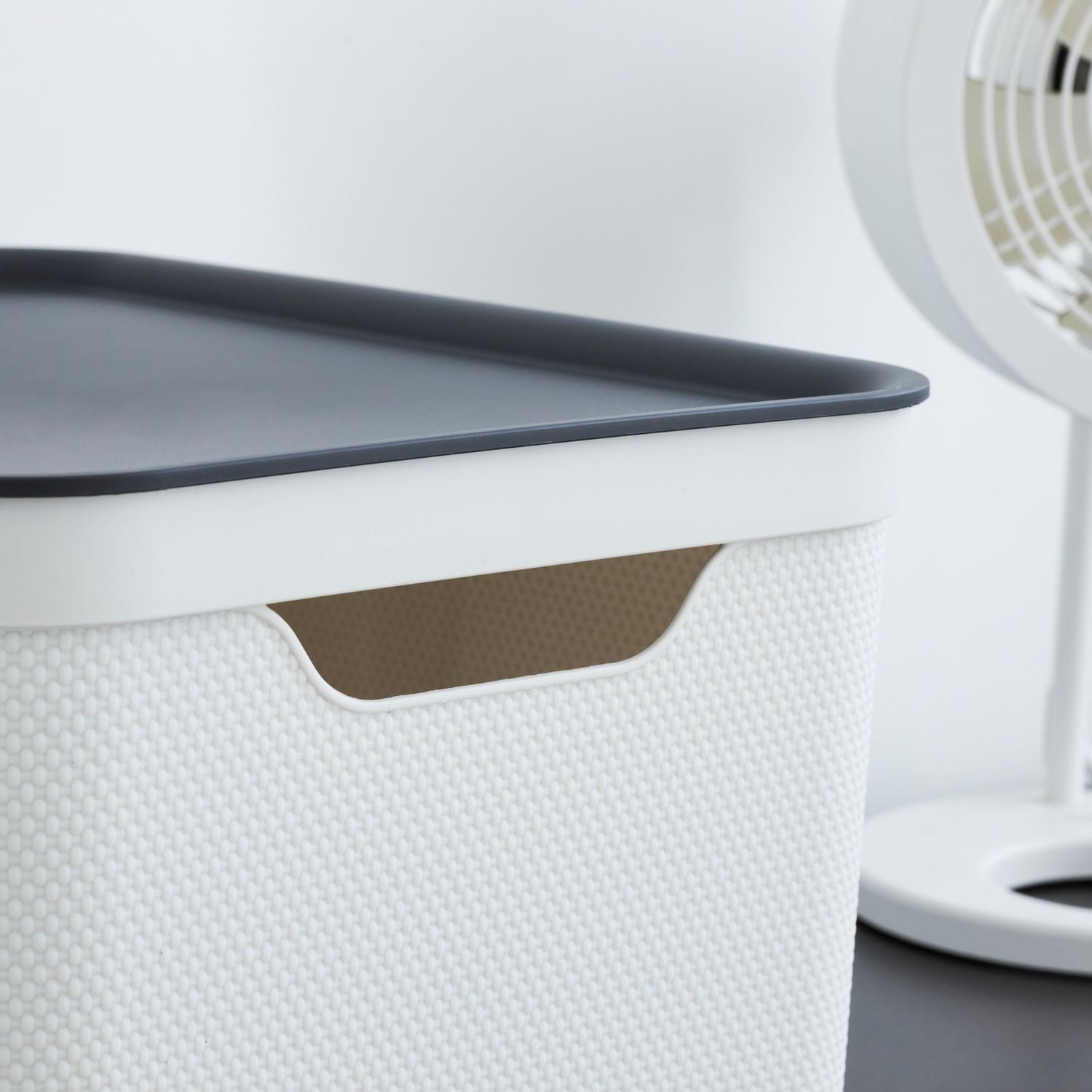 ROTHO - Contenitore Decobox Jive Effetto Tessuto Bianco con Coperchio Nero 16 Litri - h20,3x36,5x26,5 cm