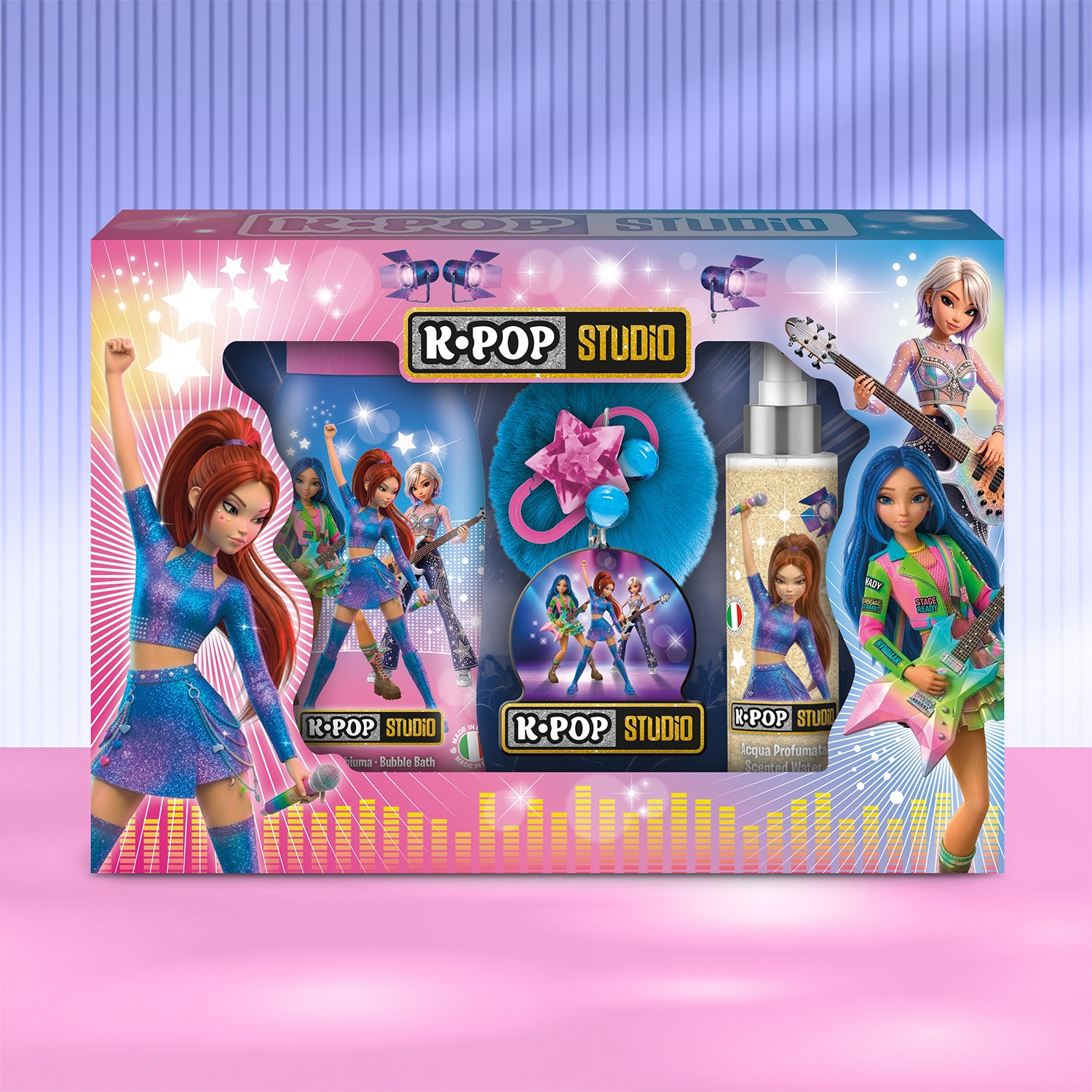SODICO - Set Regalo K-Pop Studio Charms 3 Pezzi - Con Bagnoschiuma 250 ml, Acqua Profumata Glitterata 100 ml e Portachiavi Pon Pon