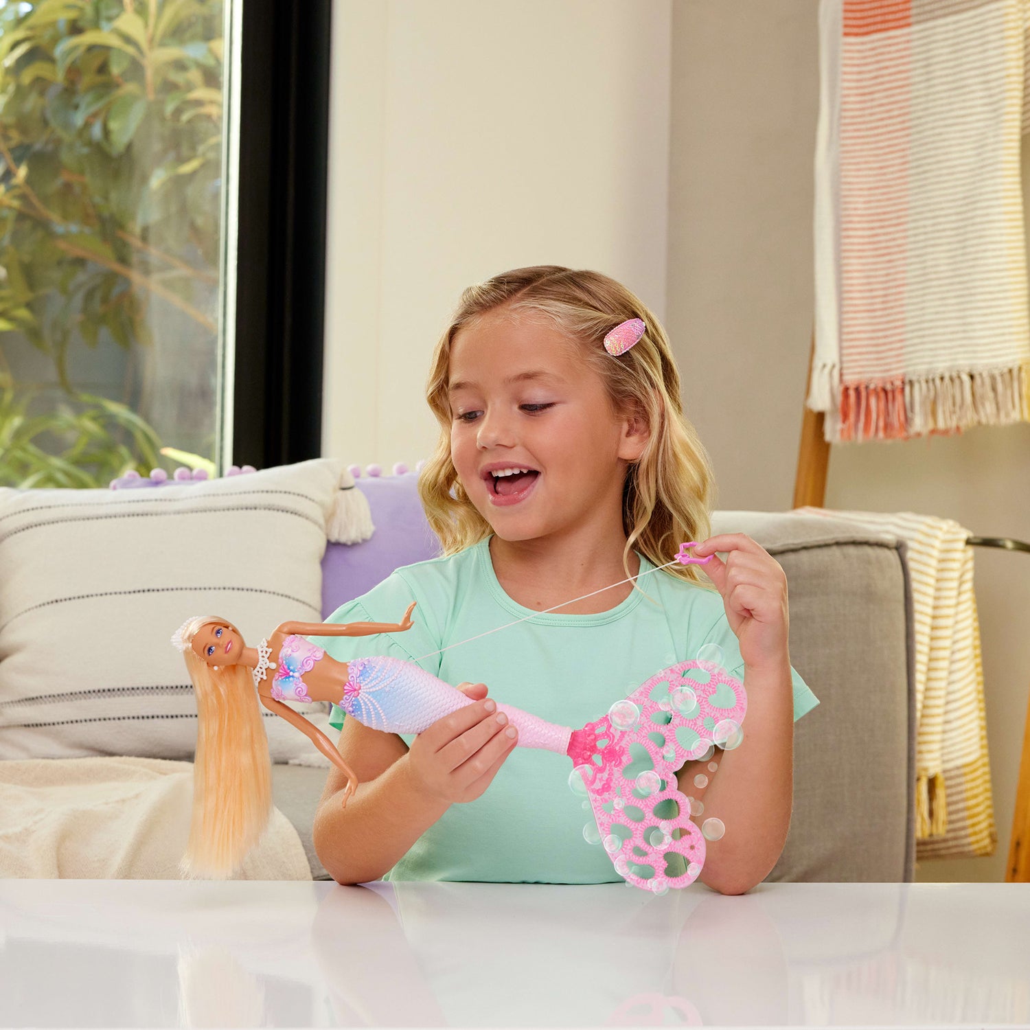 MATTEL - Barbie Sirenetta Bolle di Sapone con Funzione per Creare Bolle - Include Soluzione per Bolle e Spazzola
