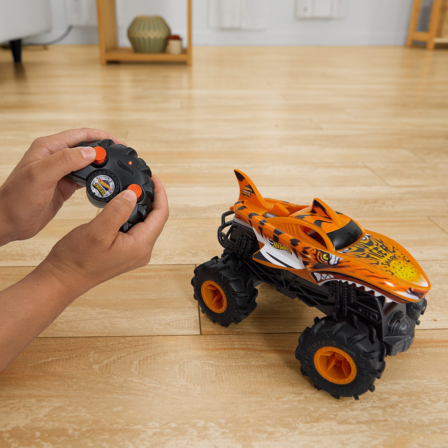 MATTEL - Hot Wheels Monster Trucks Tiger Shark RC 1:24 Radiocomandato 4+ Anni