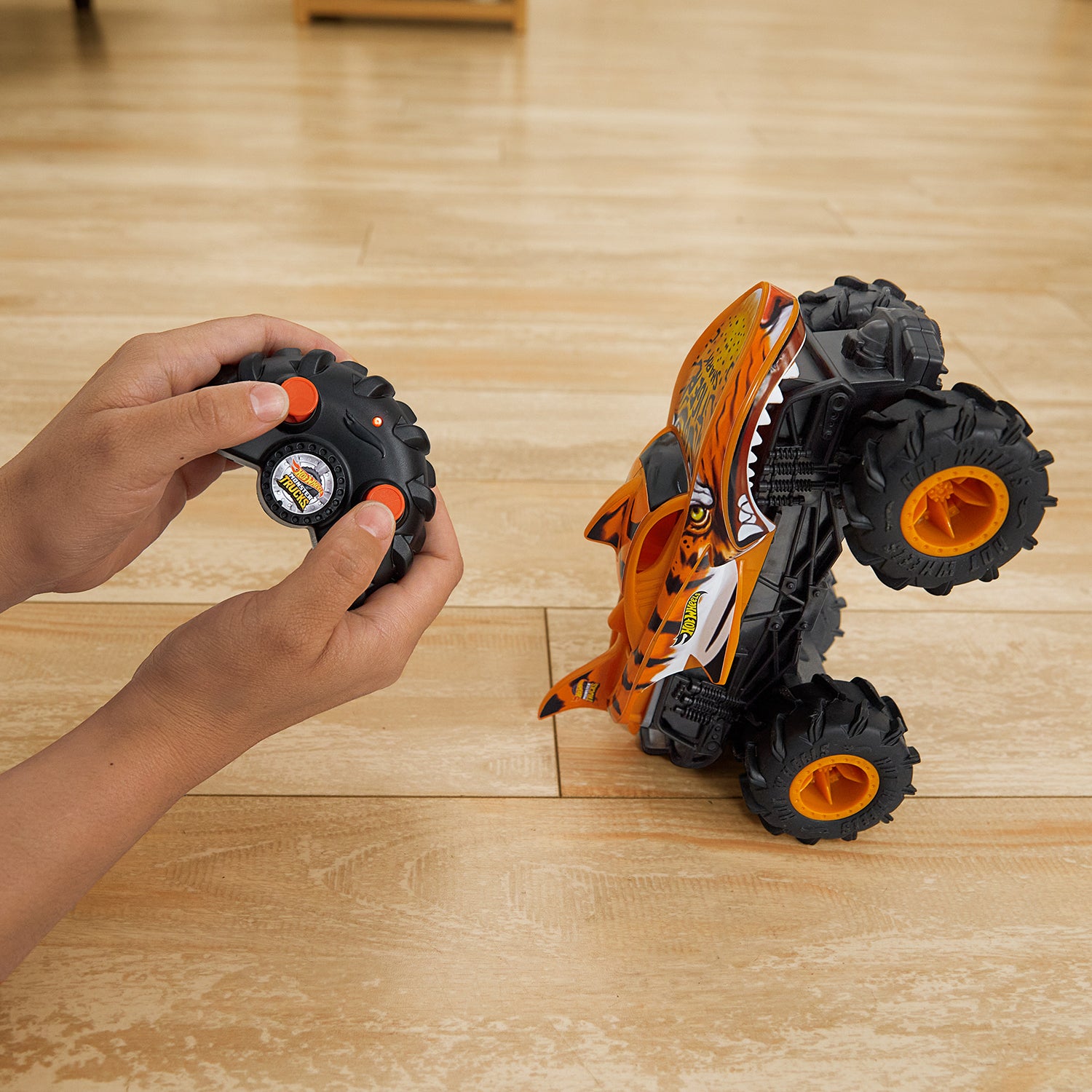 MATTEL - Hot Wheels Monster Trucks Tiger Shark RC 1:24 Radiocomandato 4+ Anni