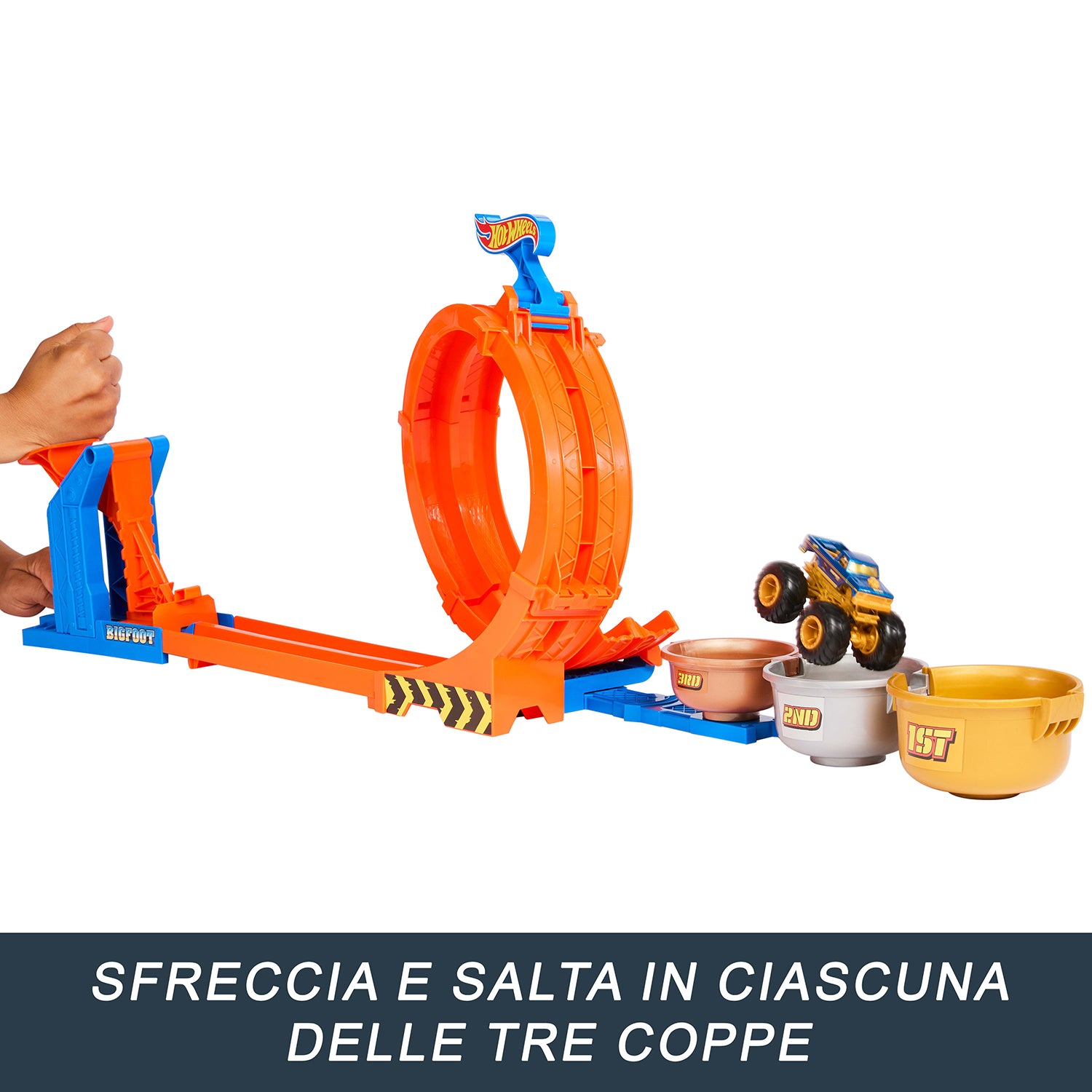 MATTEL - Hot Wheels Monster Trucks Sfida Trofeo Gira e Capovolgi 2 in 1 con Bigfoot 50° Anniversario 4+ Anni