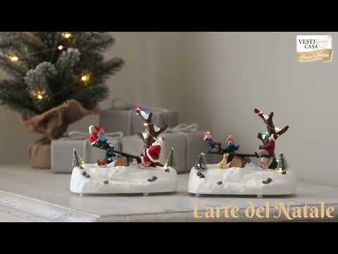 VESTIAMO CASA GRAN NATALE - Villaggio Natalizio Luminoso con Movimento, Musica e LED Multicolor a Batterie h14,5 cm