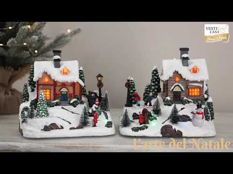 VESTIAMO CASA GRAN NATALE - Casetta Natalizia Innevata con Movimento, LED Multicolor e Musica a Batterie - h21x24x18 cm