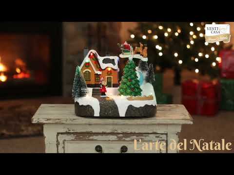 VESTIAMO CASA GRAN NATALE - Casetta Natalizia Innevata con Movimento, Musica e Luci LED Multicolor a Batterie h14,5 cm
