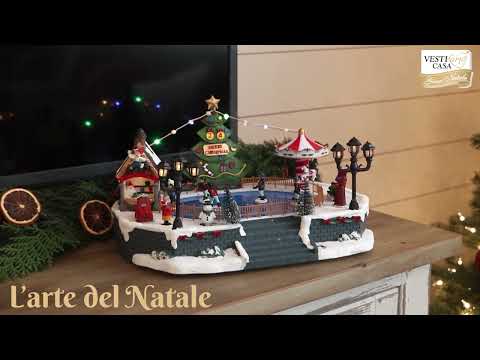 VESTIAMO CASA GRAN NATALE - Pista Natalizia Animata con Albero, LED Multicolor e Musica a Batterie - h20x35,5x27 cm