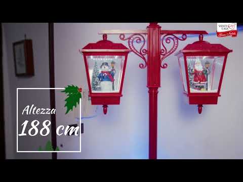 VESTIAMO CASA GRAN NATALE - Lampione Natalizio Doppio Rosso con Babbo Natale e Pupazzo di Neve Effetto Neve e Luci LED - h188x79x40,5 cm