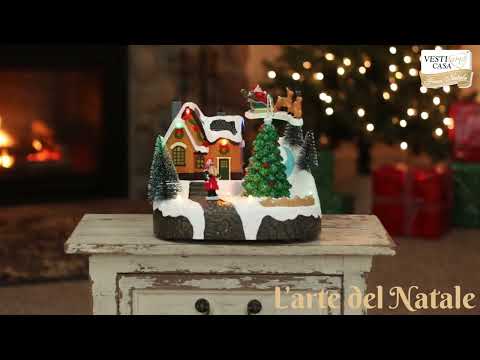 VESTIAMO CASA GRAN NATALE - Casetta Natalizia Innevata con Movimento, Musica e Luci LED Multicolor a Batterie h14,5 cm