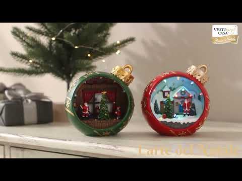 VESTIAMO CASA GRAN NATALE - Palla Natalizia LED con Villaggio e Babbo Natale, Movimento, Musica e Luci LED Multicolor a Batterie h20 cm
